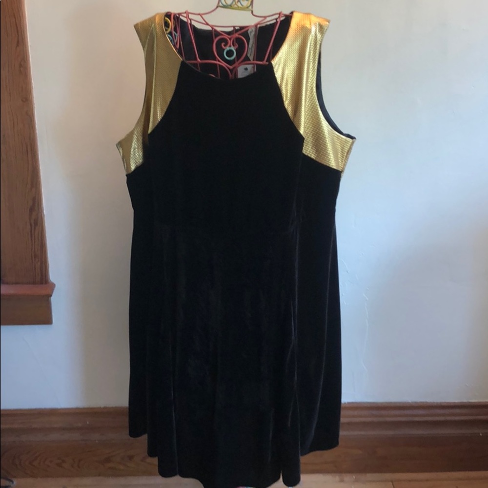 New York Collection Black and Gold Cocktail Dress